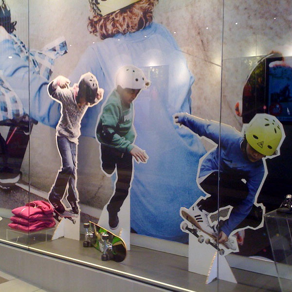 Vitrinas decoradas con la resistencia del cartón panal de abeja